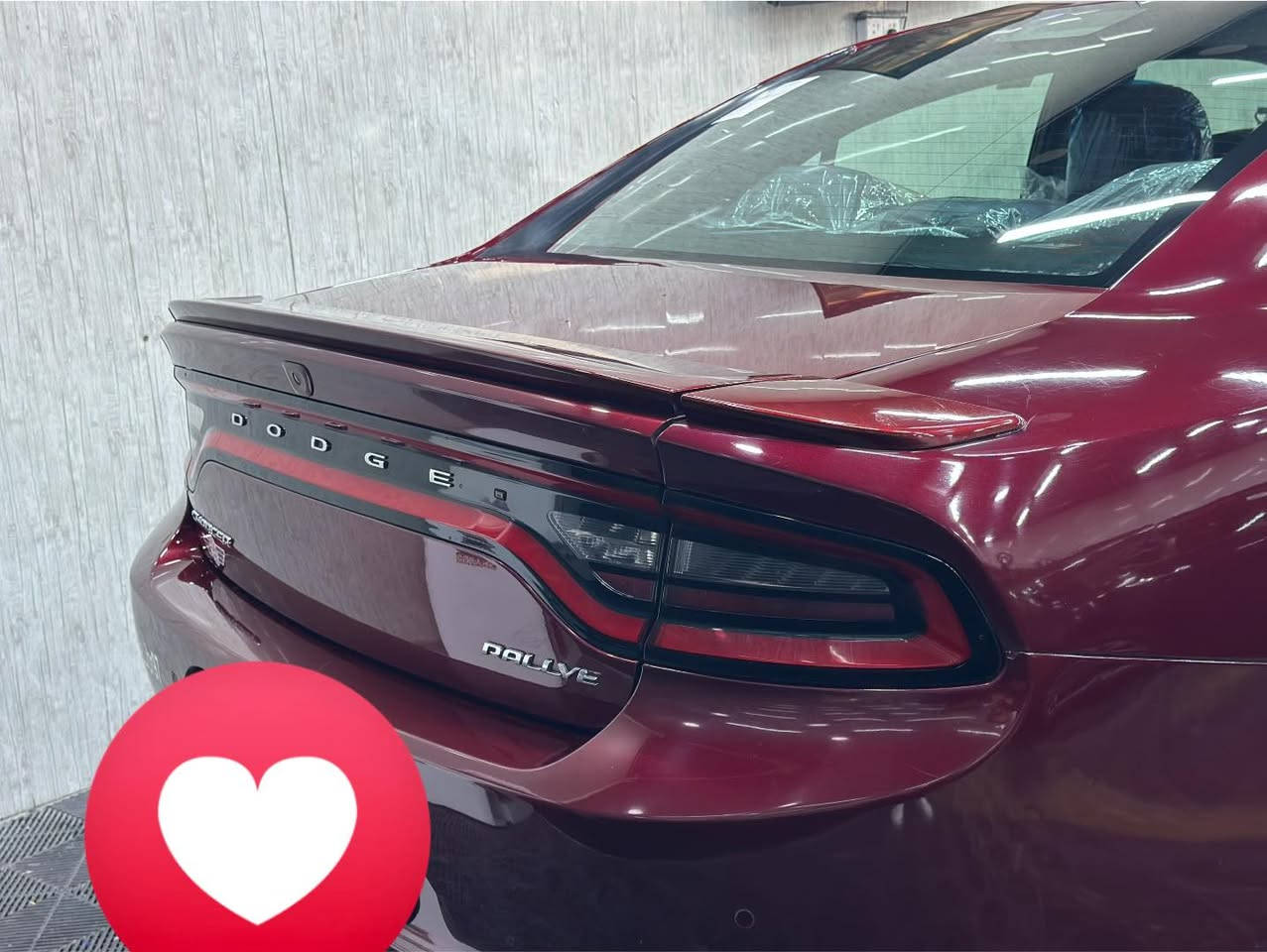 Dodge Charger Rallye 2017(خليجي)
مظهر رياضي 

1-محرك: V6 Pentastar سعة 3.6 لتر.(Full clear)
2-القوة: 300 حصان تقريبًا في نسخة Rallye
3-جنوط رياضية 20 إنش.
4-سبويلر خلفي بلون الهيكل.
5-paddle shifters خلف المقود لتبديل السرعات يدوياً 
6- Sport Mode
7-مظهر خارجي رياضي وشعارات Rallye.
8-نظام تعليق رياضي أكثر من الفئات الأساسية. 
9- فتحة سقف كهربائية (sunroof) زجاجية فوق المقاعد الأمامية 
10- المقاعد تدفئة مع مقعد السائق بنظام الحركة الكهربائي
11- (9 )سماعات Alpine موزعة داخل المقصورة.
* Subwoofer في الجهة الخلفية (داخل الصندوق).
* مضخم صوت (Amplifier) بقوة تقارب 500 واط
12- الشاشة هي Uconnect 8.4، وتدعم:

* البلوتوث.
* الأوامر الصوتية.
* الكاميرا الخلفية.
* Apple CarPlay وAndroid Auto في معظم نسخ 2017 المزودة بنظامUconnect 8.4 
13- المرايا الجانبية

* كهربائية التحكم (Power Mirrors).
* بلون هيكل السيارة.
* مزودة بإشارات انعطاف LED مدمجة.
* قابلة للتدفئة (Heated Mirrors)
*النقطة العمياء (Blind spot)
14-lights (اللايتات ) زينونHID Xenon
الضرر:
الباب اليمين خلف النفر أسفل الهيكل الخارجي صبغ مسافة 4 أصبع 
بنفس الجهة Back light - يمين واسفل الدعامية مسافة 10 سم صبغ
ما تبقى من الهيكل الخارجي والداخلي Full Clear …
سنوية تخلص 2028 
رقم سليمانية 
تسجيل السيارة بأسمي
السعر 230$
للأستفسار : ***********
مكان السكن :قضاء الشرقاط
