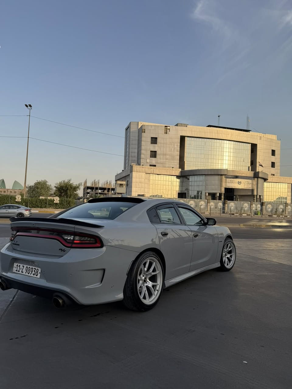 السلام عليكم شباب
الشراي يتصل 

دودج جارجر RT super track pack 
موديل 2021

مكينة V8 5700L 

فول الفول ماعدا الفتحة 

حادث السيارة جاملغ خلفي وباب وبيها بالعراق جاملغ خلفي الثاني 

الباب مبدل نفس اللون بدون صبغ والجاملغات الخلفية صبغ 

يعني صبغ قطعتين 

ايرباك بردة فقط 

معروفة مواصفات ال RT  شباب 

بصمة تشغيل وابواب 

رادارات جانبية 

كشن خزن ميموري 

كشنات كنتارة وجلد 

كشن تدفئة وتبريد والستيرن تدفئة

حساس خلفي 

لايتات زنون 

كامرة خلفية 

شاشة جبيرة 

كشنات خلفية تدفئة 

دشبول خياط 

شباب السيارة فول الفول ماعدا الفتحة 

شباب السيارة عليها منظومة غاز انسة الصرف 

مبرمجة وكاملة 

الاظافات : 

كزوز بوابات يم علي الوادي 

دبات slp

لحية 

شفقة جامة  خلفية 

يدات اسود 

مري باتمان 

دركة خياط 

شباب السيارة مصروف عليها وتخبل بالحقيقة 

اي استفسار  راسلني واتساب او اتصل بية 

مكاني بغداد 

***********
