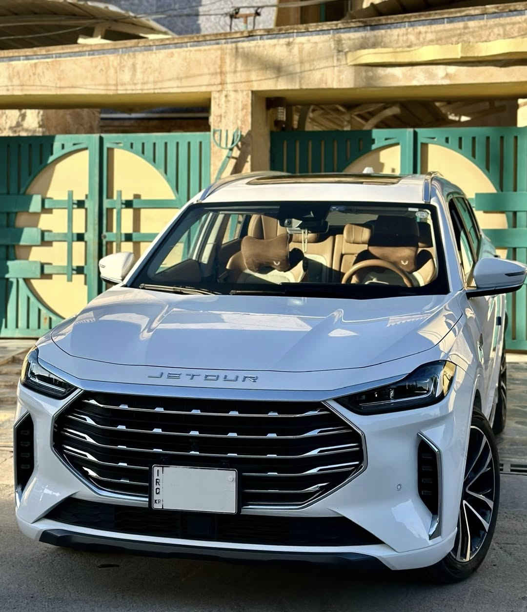 جيتور X70 Plus 1.6 Luxury 
الموديل: 2025
المحرك: محرك 1.6 لتر تيربو 4 سلندر حقن مباشر
القوة: 197 حصان
عزم الدوارن : 290 نيوتن-م.
ناقل الحركة: 7DCT نمر - أوتوماتيكي 
استهلاك الوقود الشامل: 8.1 لتر لكل  100 كم
نظام الدفع: دفع امامي FWD 

الضمان الأساسي: 5 سنوات أو 150,000 كم (أيهما أقرب)
ضمان المحرك: 10 سنوات أو 1,000,000 كم (للمالك الأول/أيهما أقرب)

مواصفات السلامة:
*كاميرات محيطية 540 درجة
*رادار تفاعلي
*نظام التحذير من التصادم الأمامي و الخلفي 
*نظام تحذير مغادرة المسار
 *نظام مراقبة النقطة العمياء 
 *نظام الكبح التلقائي في حالة الطوارئ
*حساسات اصطفاف أمامية وخلفية
*وسائد هوائية امامية وجانبية عدد 6
*نظام الفرامل اليديوية الأوتوماتيكي Autohold
*نظام المكابح المانعة للانغلاق
*نظام التحكم بالثبات 
*نظام التحكم نزول على المنحدرات
*نظام مساعد صعود المرتفعات

المواصفات الداخلية والخارجية:
*شاشة عدادات رقمية قياس 10.25 انش
*شاشة عرض ترفيهية قياس 12.35  انش 
*نظام ابل كار بلاي واندرويد اوتو  
*نظام صوتي من ٨ سماعات عالية الجودة
*فتحة سقف - بانوراما 
*مقصورة الركاب من الجلد الفاخر بلونين
*مقعد السائق والراكب تدفئة وتبريد
*مقعد السائق والراكب كهربائي
*مقعد السائق مزود بذاكرة لحفظ 3 وضعيات الجلوس
*عدد صفوف المقاعد 3 (7 ركاب ) 
*اضاءة محيطية داخل السيارة (7 ألوان)
*عتبات الأبواب الأمامية مضيئة 
*داش كام - DVR
*الأضواء الأمامية والخلفية أوتوماتيكية ليد(LED)
*نظام التحكم الذكي بالإنارة العالية 
*مرايا خارجية قابلة للطي كهربائياً
*مساحات امامية مع حساسات للمطر 
*ويل الالمنيوم قياس 20 آنش 
*باب الصندوق الخلفي كهربائي
*شاحن هاتف لاسلكي
*نظام تنقية الهواء PM2.5 مع فلتر N95
*مكيف مع شاشة تحكم منفصلة للصف الثاني
*مسند الذراع الوسطي مع ثلاجة
*نظام الدخول الذكي (بصمة)
*قفل وفتح النوافذ والسقف باستخدام البصمة
*وضعيات قيادة متعددة 

الممشى : 21 الف كيلومتر
مكان السيارة : موصل 
السعر           : 164$ و بيها مجال بسيط
للتواصل       : ***********
