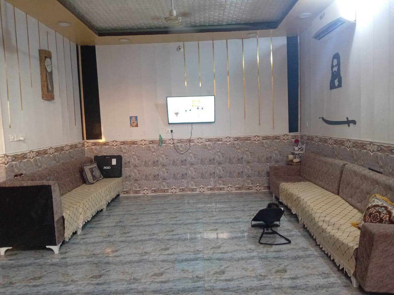 بيت البيع عنوان ال عبود يم حسين عزيز ابو البرج بضهر حسين عزيز ابو البرج مساحه ٣٠٠ متر غرفتين 5ونص في 3ونص وصاله 8ونص في 4ونص مطبخ 6 في 4 حار 2في2 براني ضلعين مبنيات وضلعين مامبنيات درج دور كونكريت ممرات  اثنين واحد بضهر الغرفتين وممر مال الصاله وطارمه ١٠٠ متر التواصل خاص او التصال عل رقم 📱 ‏‪***********‬‏
