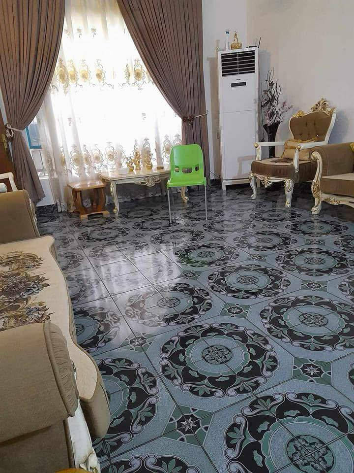 السلام عليكم بيت طابقين طابو صرف مساحه 300 في ابو غريب حي المهندسين قرب السريع يحتوي 5غرف نوم والبيت قديم بس مصروف عليه بل جديد ترميم كامل وشغل بواري حديث ومطبخ حديث ومخزن خارجي بناء جديد وحدائق الي عنده استفسار عن السعر وعن البيت يتصل عله الرقم او يراسل عله هاذ الحساب كورك *********** اثير ***********
