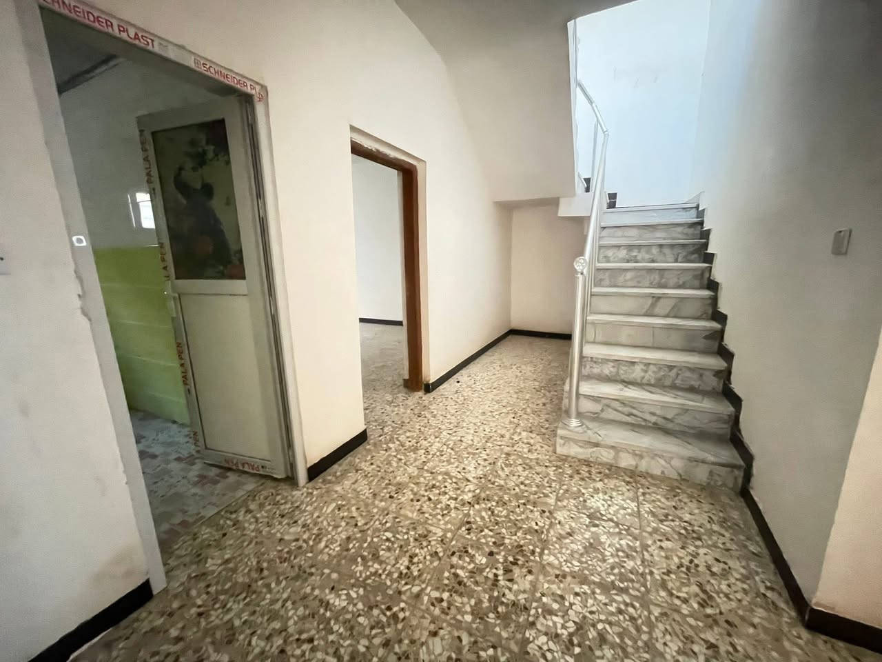 دار للايجار في مجمع بيتي الاول مساحة 200 متر طابقين ثلاث غرف سعر الايجار 300 الف مقدم ثلاث اشهر 
***********
