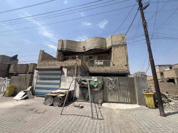 السلام عليكم 

بيت   طابقين      للبيع   في الحسينيه   مسقط   شارع الشركه                على شارع 20 

المساحه  200 م  طابق ارضي يحتوي على 2  غرف نوم  + صاله كبيره  + ستقبال كبيره  + حمامات عدد ٢ خارجي داخلي صحياتي + عدد 2 

الطابق الثاني يحتوي يحتوي على 3 غرف نوم + صاله كبيره + صحيات كامله 

اللا ستفسار الاتصال على الرقم  *********** 

مكلف بل نشر
