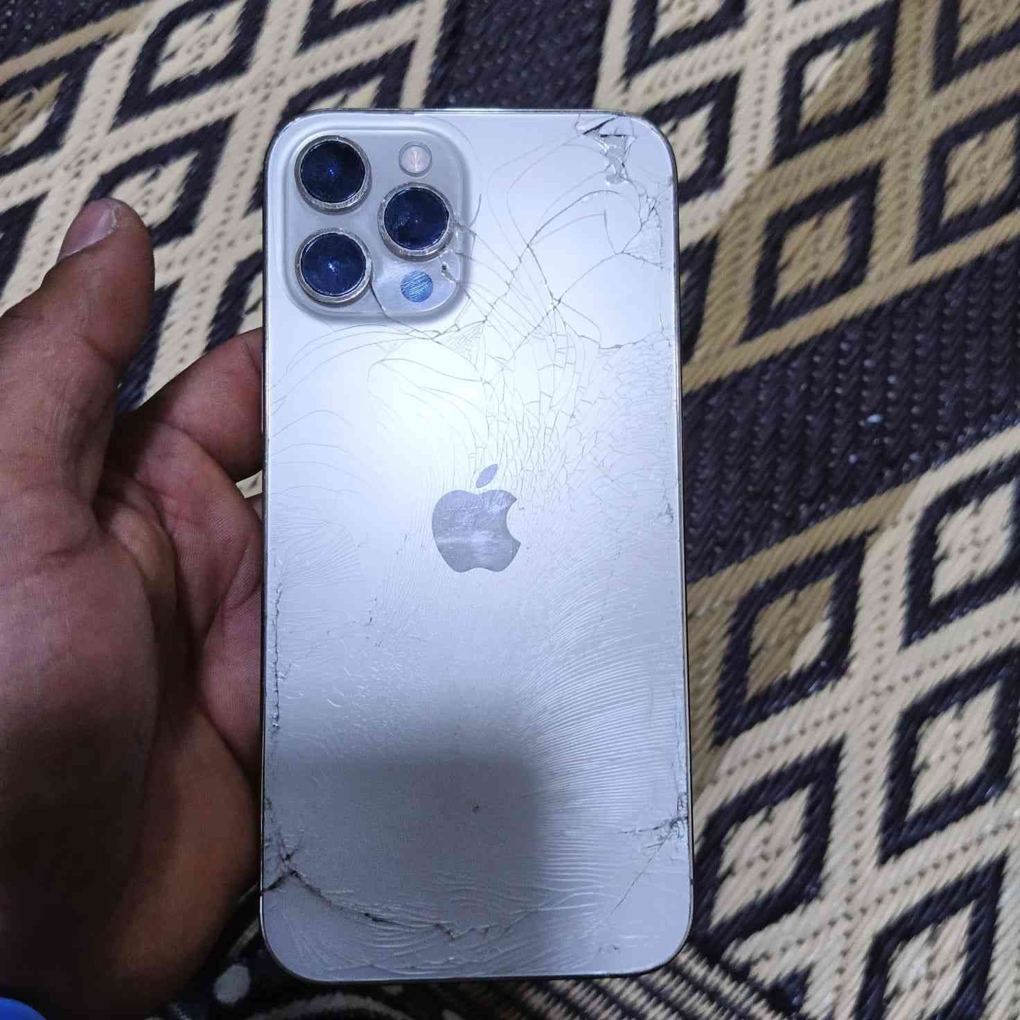 سلام عليكم شباب ايفون 12 برو ماكس للبيع تو مراوس حسب الرغبه جهاز الضهر مكسور وشاشه بيها مكان مرات يوكف ومرات يلمس مكاني بصره دور ضباض ***********
