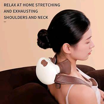 جهاز Oio Neck Massager الموضح في الصورة هو جهاز تدليك لاسلكي مصمم خصيصاً لمنطقة الرقبة والأكتاف. يتميز الجهاز بتصميم رؤوس تدليك تحاكي ملمس "الأصابع البشرية" لتوفير تجربة تدليك عميقة للأنسجة (Deep Tissue) تساعد في تخفيف توتر العضلات وتيبس الرقبة. 
 المواصفات الأساسية للجهاز: 
وظيفة التدفئة (Heating function): يوفر الجهاز حرارة ثابتة (غالباً ما تكون حوالي 42 درجة مئوية) لتعزيز الدورة الدموية وزيادة فاعلية التدليك. 
Amazon.ae
Amazon.ae
 +1
3 سرعات تشغيل: يمكن الاختيار بين ثلاث مستويات مختلفة من السرعة والقوة لتناسب احتياجاتك. 
Dumyah.com
Dumyah.com
 +1
أحزمة ثابتة (Fixed straps): تصميم يسمح بارتداء الجهاز وتثبيته حول الرقبة بشكل مريح، مما يجعله مناسباً للاستخدام "بدون استخدام اليدين" في المنزل أو المكتب. 
Amazon.com
Amazon.com
 +1
نوع الشحن (Charging type): يتم شحنه عبر منفذ USB Type-C، وهو المعيار الحديث والأكثر شيوعاً.