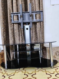 ميز بلازمه زجاج  أخو الجديد  الارتفاع مالته متر ونص متحرك  الاتصال على...