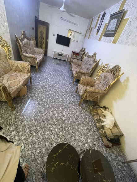 لسلام عليكم للبيع شقة طابو صرف (موقع مميز )جدا تعتبر بيت سند مستقل المساحه ١٠٢ م الشقه مترممه حديث ماء مجاري كهربائيات كله حديث تحويرات ارضيه بورسلين غرفتين نوم وستقبال  ومطبخ وصحيات كله درجه اولى 
بيها كراج كلش جبير وبيها  سندويج راح ينشال 
وذا المشتري يحب يشتري يستثمر ياجر المشتمل السندويج وذا يحب يسوي مكانه حديقه عنوان ابوغريب مجمع عمارات الالبان رقم عماره١٤ 
استفسار هاتف***********
