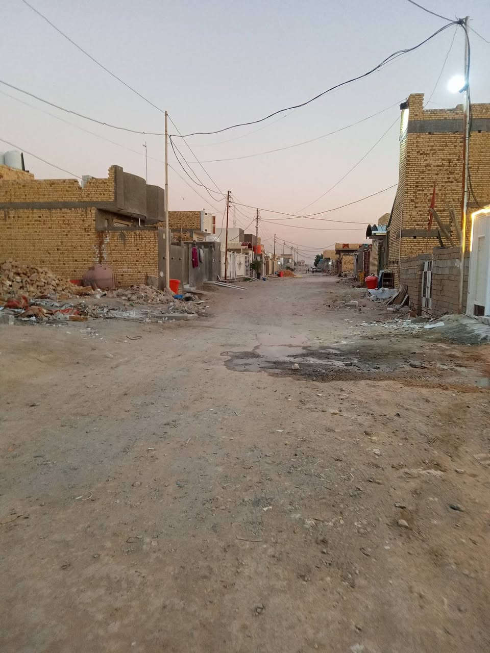 بيت مساحة 200 متر زراعي للبيع بناء طابوك كونكريت يتكون من استقبال وهول ومطبخ وغرفتين وصحيات داخليه وخارجيه الطابق الثاني غرفتين وبيتونه وسطح المنطقة هادئة وكل الخدمات متوفره ماء مجاري كهرباء مولد انترنت ضوئي مشمول بطابو بي وصل تمليك من البلديه الناصرية لاسكان الصناعي دور سيد حمزه مقابل مجمع سيد الشهداء السعر 100بي مجال قليل ***********
