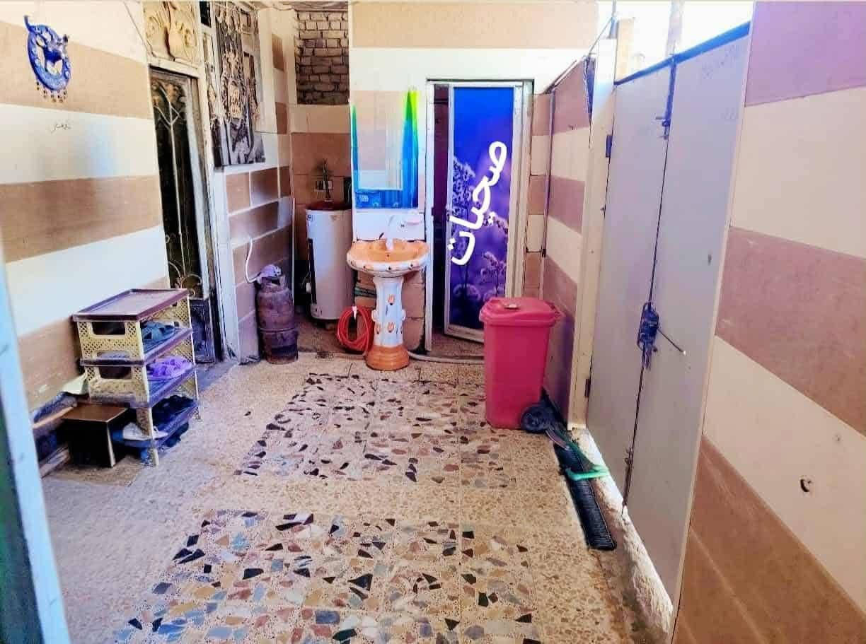 بيت للبيع ناصرية مدينة الصدر مساحة 125 متر طابقين الاول يتكون من غرفه وصاله وهول ومطبخ واستقبال وصحيات والثاني غرفتين كبار وصاله جبيرة ومطبخ وصحيات ومخزن البيت بالفرع مقابيل جامع الامام علي البيت مرتب وخارطتة كلش حلوه وارتفاع متر عن الشارع والبيت أعله البيوت الموجوده بالشارع استفسار اكثر خاص او على الرقم *********** واتساب مفتوح على المبادرة ماابيع
