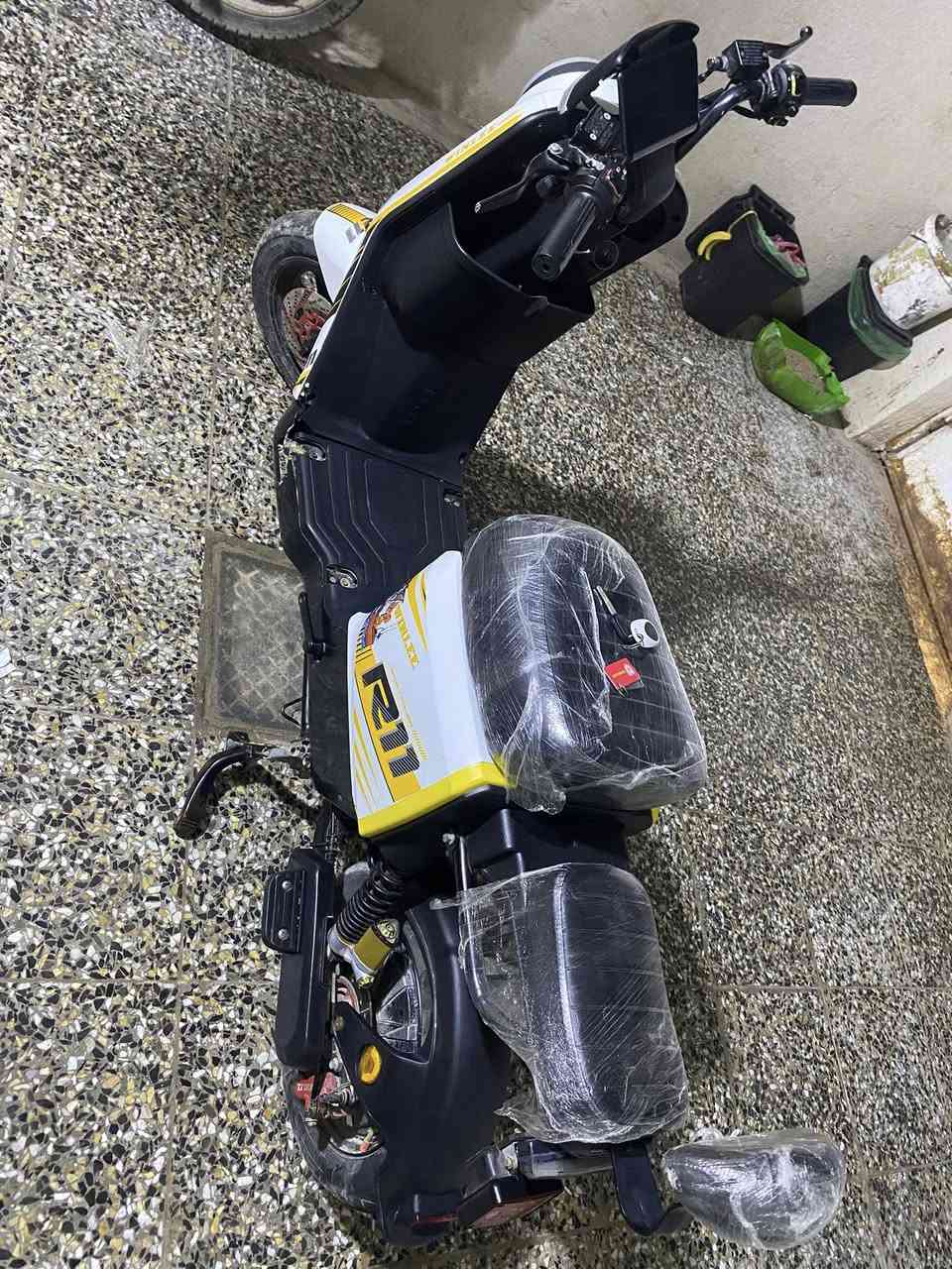 سلام عليكم دراجه R11 موديل 2025 خمس بطاريات البطاريه الوحده 32 امبير دراجه حلو ونضيفه بس بيه هذا كسر كدامك سعر 490 وبيه مجال عنواني البصره الصالحيه ‏ 0772 103 2453
