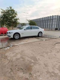 تحياتي للاخوة سياراتين بسمي  وحدة 740 li ماشية 129 الف بسعر 235 مكفولة...