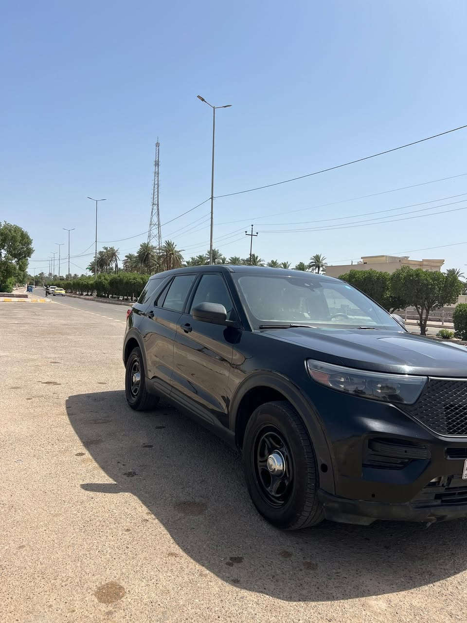 للبيع_فورد_اكسبلورر_2022 (نسخة البوليس - AWD)
• الموديل : 2022.

• المحرك : 6 سلندر 3,300 .

• نظام الدفع: دفع رباعي (AWD)

• المسافة المقطوعة 🛣️ : (١٢٢،٠٠٠ كم ) او ( ٧٥،٨٠٠ ميل ) 

• الإطارات 🛞 تخم تايرات (4) "شد جديد" قبل شهر واحد فقط.

• التبريد: قطعة أمامية، و الاداء جيد جداً ومجرب بحرارة صيفنا.

حالة السيارة (بكل أمانة):

• المحرك والگير بحالة (ممتازة) لا مفتوح و لا ماد ايدي عليها. 

• السيارة "على حطتها" بدون أي تلاعب أو إضافات كهربائية او تعديل داخلي.

• الضرر: ضرر بأمريكا (جاملغ أمامي جهة السائق ترجيع بارد + جاملغ خلفي بسيط جدا). 

ضرر داخل العراق (تعديل حار بسيط جداً ركن أسفل الجنطة + جاملغ خلفي PDR).

• الملاحظات: السيارة تحتاج فقط " بگ لايت و شمعات صدر امامي و بولبورين"، وتم مراعاة ذلك بالسعر. 
• الرقم / بغداد. 

للتواصل واتساب و اتصال 📱/ ***********  

السعر ١٨٠ 💸 ورقه و بيها مجال للشراي
