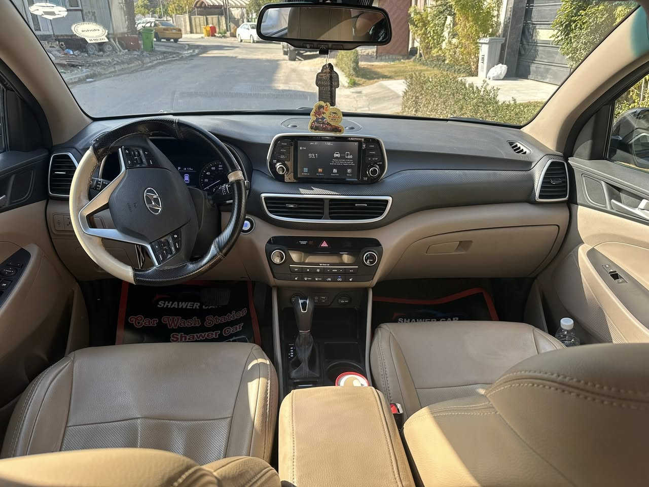 السلام عليكم
توسان ٢٠٢٠ للبيع واارد امريكي 
سيارة ماشية ٤٨ الف ميل
حادثها صندوق خلفي مبدل ومصبوغ السيارة على ايد وحدة من طبت للعراق 
مواصفاتها بصمه رادار جانبي وشاشه كار بلي كشنات كهرباء وسايد بريك بصمه .
هنا بيها بارد وتكحيل بسيط 
بدون ايرباك بجم كبس 
سعر ١٧ الف وبي مجال مكانها بغداد 
***********
