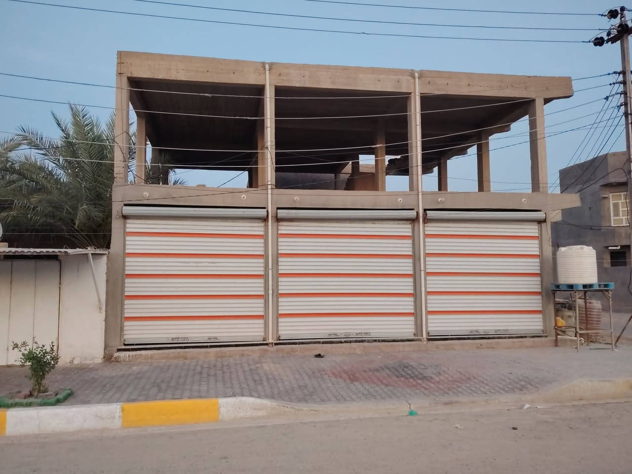 السلام عليكم ورحمة الله بنايه تحتوي على 4  محلات كل محل  وجه 4 نزال 10  للايجار مجهزه بل كهرباء وماء وارضيه بورسلين  المحلات ركن على الشارع العام على سايدين تبليط كافة الخدمات متوفره   الموقع: مسيب حي العسكري مقابيل جامع وحسينيه العلي العظيم غير متواجد على الخاص 
فقط على الرقم ***********
