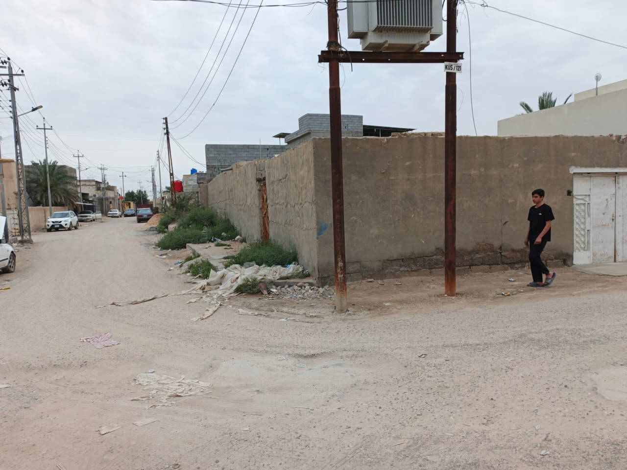 قطعة 400 متر ركن طابو ملك صرف سند 25 تحتوي على بيتين اضافة الى هيكل للسقف علما البناء التسعينات واجهة 15.5 م نزال 26 متر انا المالك باسمي شارع تبليط كل الخدمات متوفرة ابيع كقطعة منطقة حمدان كوت الصلحي ابي الخصيب  للاستفسار رقمي ***********
