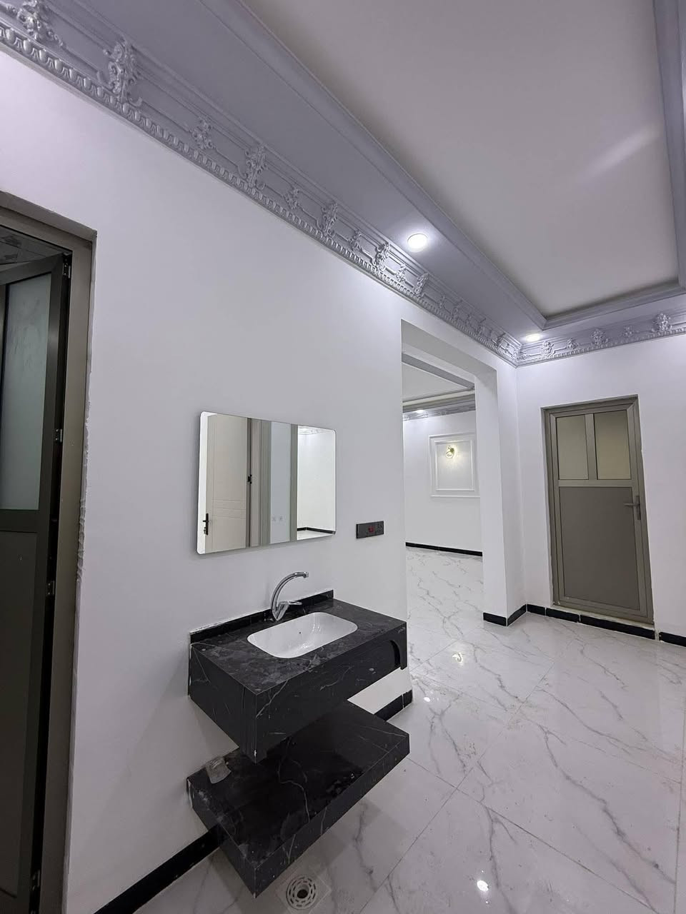 السلام عليكم 
متوفر بيت للبيع فول مواصفات 
مساحه ٣٠٠ متر  اربع غرف نوم استقبال مطبخ حار بارد مكانه تكريت الديوم منطقه ١٤ الف نافذ عل شارع ستين شارع ١٥ متر.
#لمعرفة التفاصيل أكثر التواصل عبر الرقم 
***********
ابو خطاب
