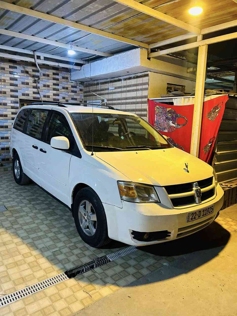 السلام عليكم دوج كرفان للبيع موديل 2008رقم أربيل الدولي بسم واحد بل بصره بيها باب صبغ فقط كير مكينه حداديه تبريد كله شغال وجديد تبريد 3قطع المكان البصره السعر 97وبيها مجال الاستفسار ***********
