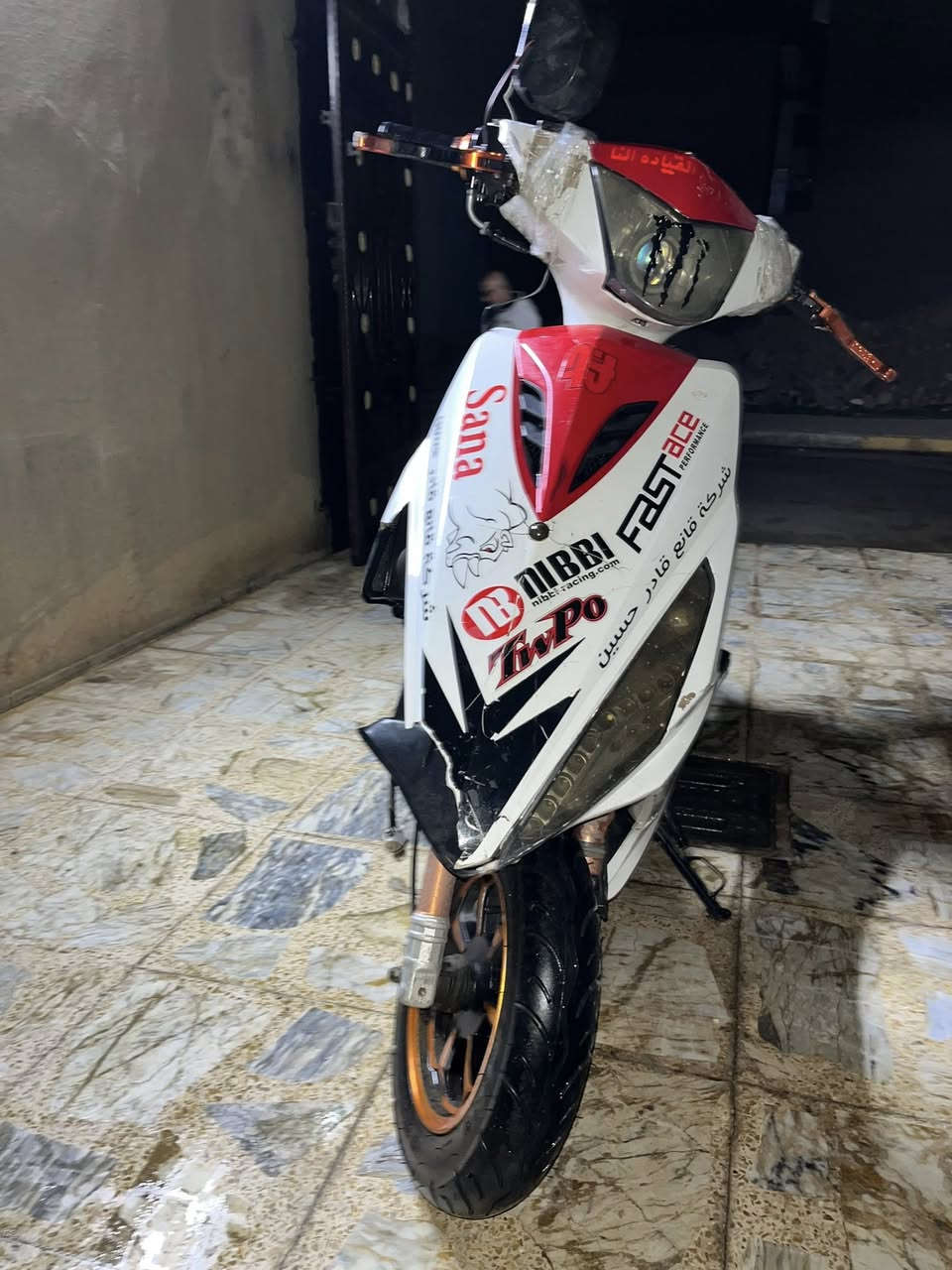 سلام عليكم ماكس مضلع صيني للبيع بسعر 200 قفل لا تدور ويايه كفرات جانبية موجود يحتاجلة لحيم امامي بل وجة ما موجود.
 واتساب ***********
