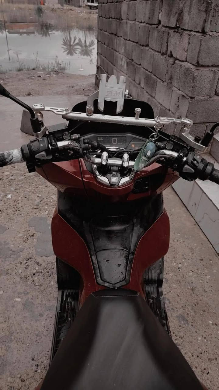 دراجة pcx جيل رابع مكينه ١٢٥ نظيفه  ماشيه ٦٠ الف حساسات شغاله كامله منظومه كامرات مع جهاز تسجيل بيها دراجه جديده وشلعه ناررر 🔥خير من الله الرقم الهاتف *********** السعر خاص
