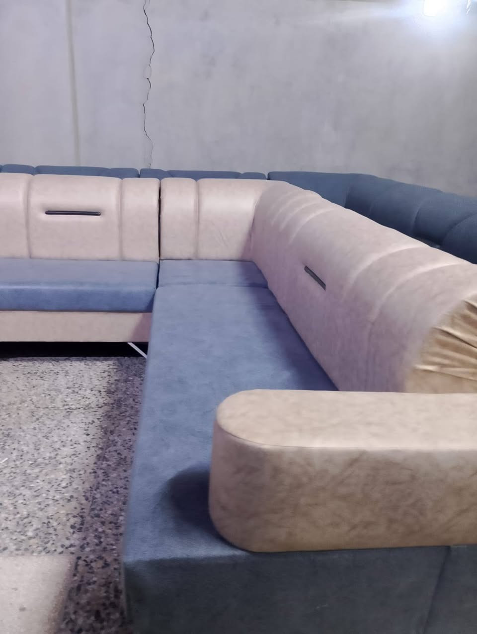 اسلام عليكم ديوان 11مقعد جديد غير مستعمل تسكام كله بلوك اسود وسفنج مميز اولا مكاني  حله نادر الثانيه عله الخدمي ***********واتساب
