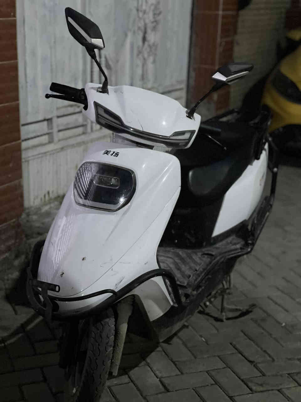 سلام عليكم دراجة سبيسي شحن للبيع دراجه خير من الله
دراجه مدرعة 
تمشيك60كيلو متر 
لايت زنون عالي ناصي ابيض 
دراجه موديل حديث 2025
يوجد فيها نظام ABS
بريك امامي هايدروليك 
يوجد فيها منفذ شحن USB
اشاير حديث 
هورن 
3سرع او نمر 
سرعتها 80 
يرادلها فقط عقل العقل مالها بي قطع يرادله تبديل والعقل مو كلش غالي السعر 550الف ***********للاستفسار 
يوجد صندوق الموجود بلصوره بس اني شايله 💙
