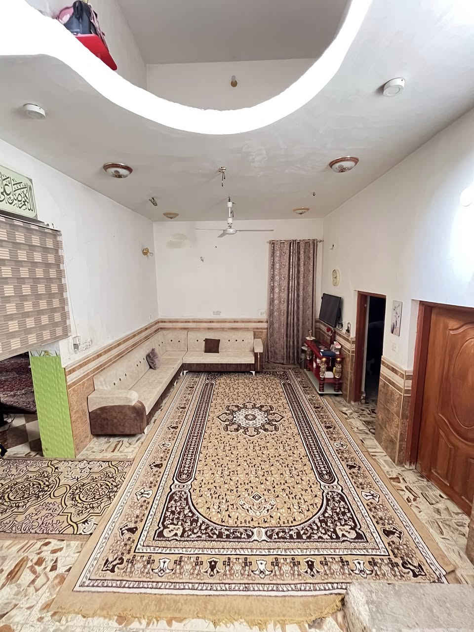 السلام عليكم
دار لبيع في ام الخيل الثالثه قرب مدرسه قطر الندى

مساحه البيت ٢٠٠ متر يتكون بيت من طابق واحد كونكريت

وعلى غرفتين نوم +صاله وصحيات خارجيه وداخليه +استقبال ٧*٤ يقع البيت على شارع عرض١٠م 

للاستفسار اتصال على رقم ***********

— في ‏ديوانية ام الخيل‏.
