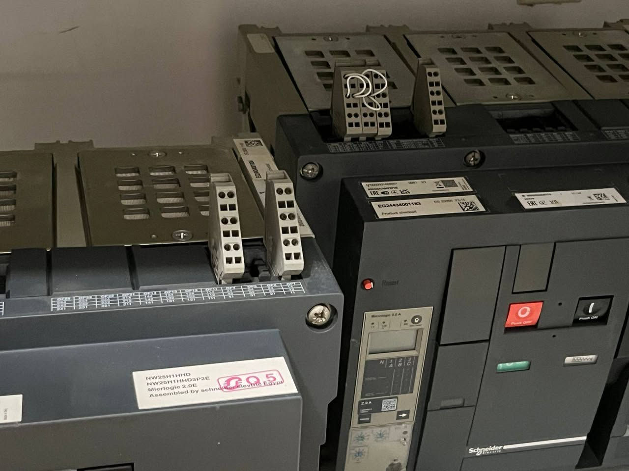 السلام عليكم رمضان كريم وصيام مقبول 🤲🌹
يتوفر لدينا جميع القواطع الموتورايز الشنايدر 🇫🇷
 البيع على السعر القديم نضافه 100/100 💯🎉
كارت ضمان 5 اشهر مع هديه عده يدويه 👽
 العرض ساري لمده اسبوع واحد فقط 🤍✨
للاستفسار واتساب ***********📳☎️
يتوفر توصيل لجميع المحافظات 🚛🛻
