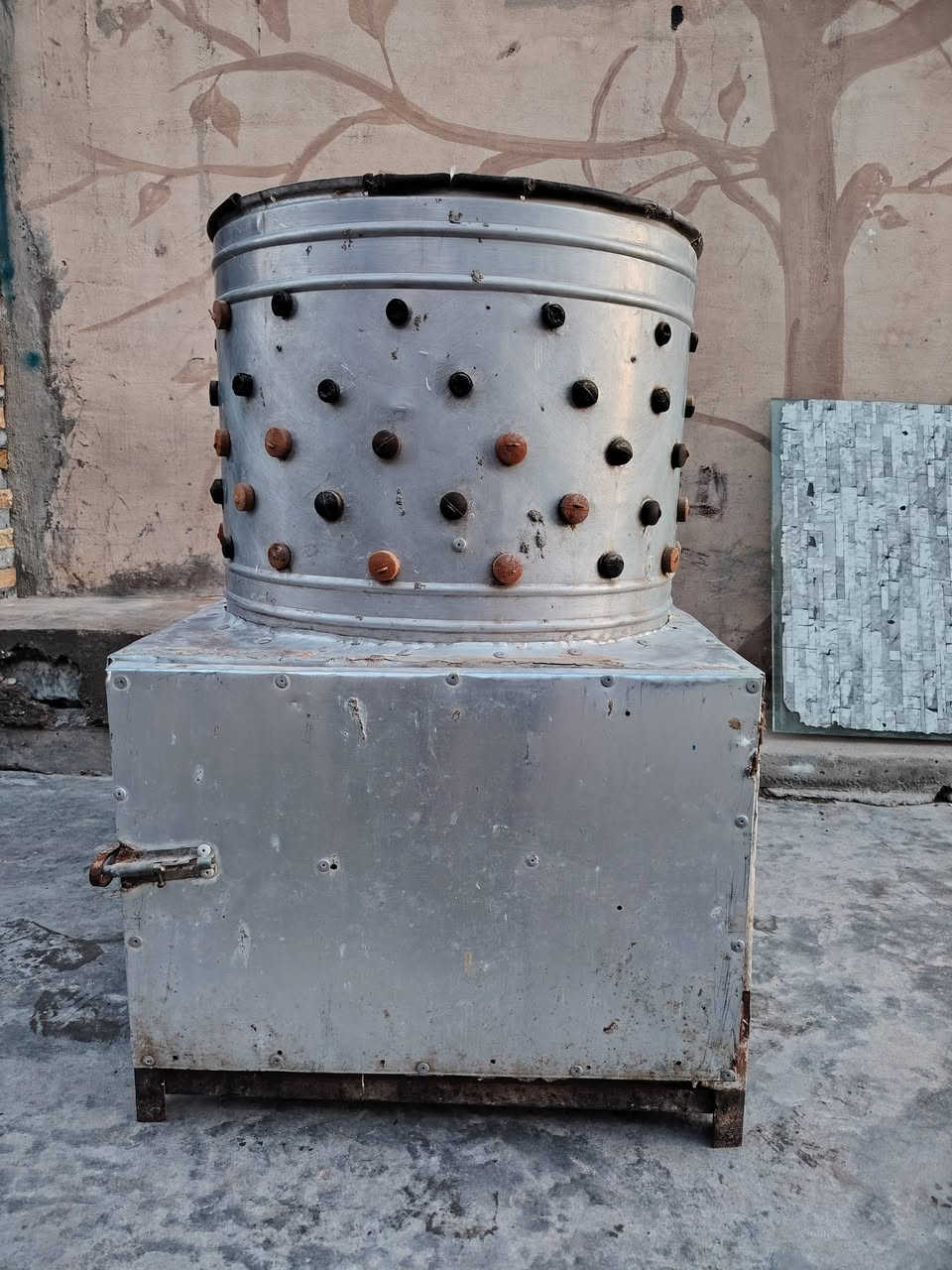 سلام عليكم متاح مكينه دجاج للبيع نظيفه اي عيب ما بيها شرط الشغل السعر 125 وبيها مجال الشراي يخابر *********** أو يدخل خاص ♥️
