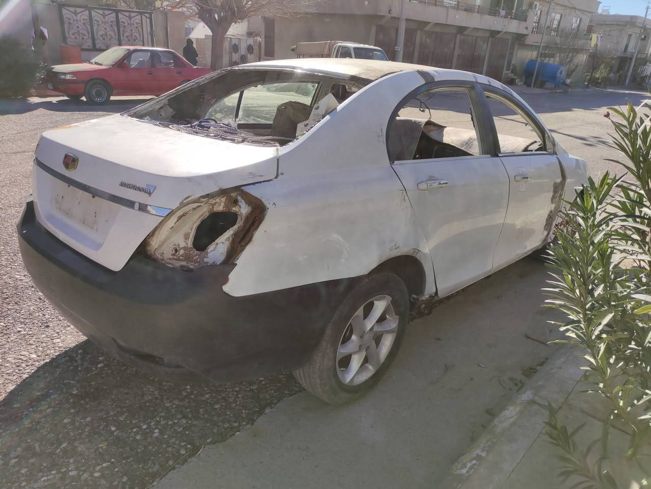 جێڵی ئێم گراند بۆفرۆشتن مۆدیل 2013 سەیارەکە چاکراوە بەڵام هەندێک ئیشی تیاماوە و بۆیاخی ماوە ڕەقەم سلێمانیە سەنەوی تا 2030تازەیە ڕەقەمی تازەیە گێڕمەکینەی لۆک سەنیە گێڕتۆماتیک سەیارەکە پێشیو دوای قرچیشی نیە ناودەشبول هەموپاچەکانی لۆکن  هەموشتێکی لۆکی بۆکڕاوە بەس ماوە بیبەستی هیچ نەقس نیە تەنها تۆزێک تەعدیلی تیاماوەو بۆیاخی ئەوێت کێشەی نیە بۆڕۆشتن بەپای خۆی ئەڕوات ئاوا ئەیفرۆشم تکایە مشتەری یان تەلەفون بکە یان چاتم بۆبنێرە لەتەکیە دانیشم ***********اسیا***********
