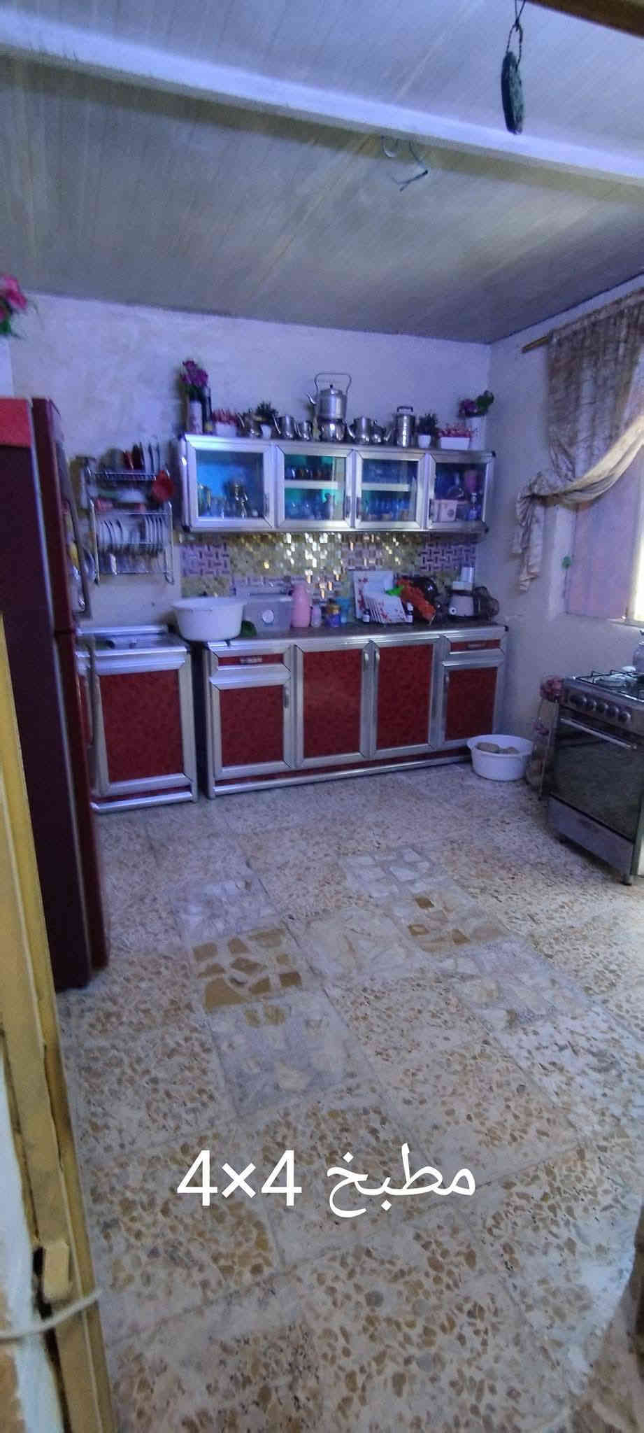 دار للبيع مجمع فدك مساحه ١٠٠ متر نضيف يحتوي على غرفه وستقبال ومطبخ وصحيات سقف سندويش بسمي تحويل يم المختار بي ورقه من البلديه سعره 24 وبي مجال ***********
