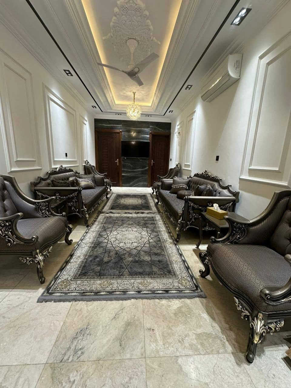 السلام عليكم للبيع دار سكن VIP مساحته 180م ( سند مستقل)
الواجهة 6٫60مٌ النزال 30 بناء حديث فول درجى اولى ملكي
( مؤثث بالكامل ) نظام اوربي محتوياته كراج سيارة + حديقة + مطبخ واستقبال سويت + حولي كبير + مناور عدد 2 + خدمات +4غرف نوم نظام سويت +حديقة صباحيه ارضيه مرمر سيراميك اسباني ابواب تركيه شبابيك المنيوم سلايت انارة مخفيه لد 
📍الموقع حي البنوك خلف الفتلاوي مقابيل الدار لايوجد جار

للاستفسار الاتصال بالرقم او مراجعة مكتب الجوهرة للوساطة العقارية الكائن في شارع الكنيسة 
***********
