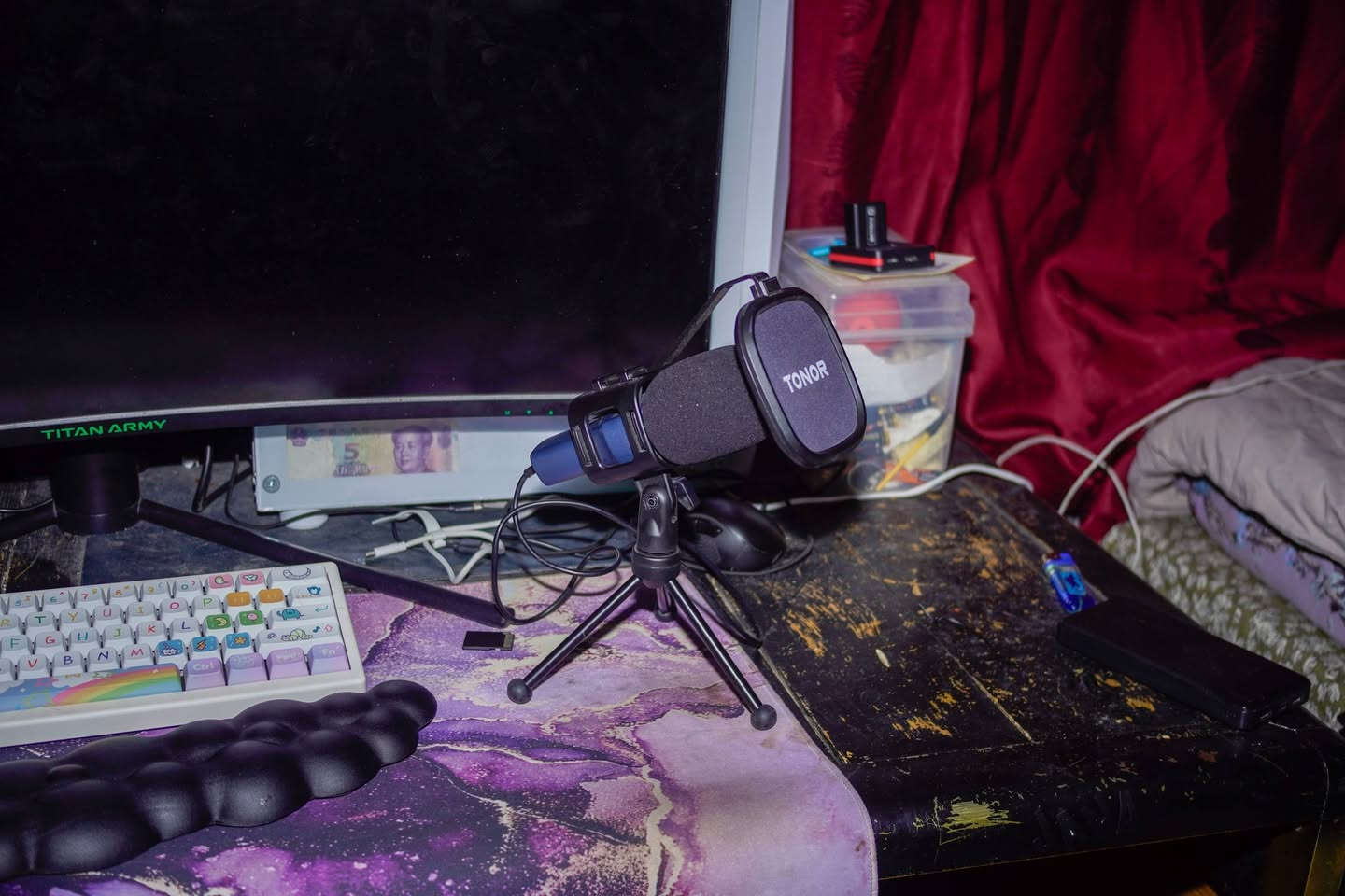 ttl فلاش او سبيدلايت  
-
-YONGNUO Speedlite YN560EX III (نيكون/سوني \ كانون )مانول 

اشتغل على كل الكاميرات مانيوال  
و ttl للنيكون يعني هو يحدد الك الاضائة بس توجه الكامرة
تكدر تستخدمه حفلات طلعات جلسات مو الا للنيكون استخدمه للسوني اني جودته عاليه وبي ميزات هواي:

ب40الف 💲💲💲وبي مجال بسيط جدا

توصيل اكو

⚡ قوة إضاءة قابلة للتحكم: إمكانية ضبط شدة الإضاءة يدويًا على عدة مستويات.
🔄 رأس متحرك: يمكن إمالته وتدويره للأعلى والجانبين لعمل إضاءة مرتدة (Bounce).
📸 وضع TTL (حسب الموديل): قياس تلقائي للإضاءة للحصول على تعريض مناسب.
🎚️ تحكم يدوي كامل: مناسب للتصوير الاحترافي وضبط الإعدادات بدقة.
🌟 دعم الزووم: يتغير تركيز الإضاءة حسب البعد البؤري للعدسة.
🔌 إعادة شحن سريعة: وقت انتظار قصير بين الومضات.
📡 دعم التزامن اللاسلكي (في YN560EX III): يمكن تشغيله عن بُعد.
🔋 يعمل ببطاريات AA: سهل الاستخدام والاستبدال.
 وايضا بيهن 5 مودات
Ttl (اوتو)

Multi (الفلاش يصدر سلسلة ومضات سريعة في صورة واحدة)

Manual مود مانول

High Speed Sync (HSS)(يسمح لك باستخدام سرعات شتر أعلى من 1/200s تقريبًا.

Wireless / Slave

زوم على حسب العدسة 28-35-50-85


**إذا كنت صاحب هذا الإعلان وتريد حذفه لأي سبب، رجاءا أرسل رسالة إلى الدعم الفني**