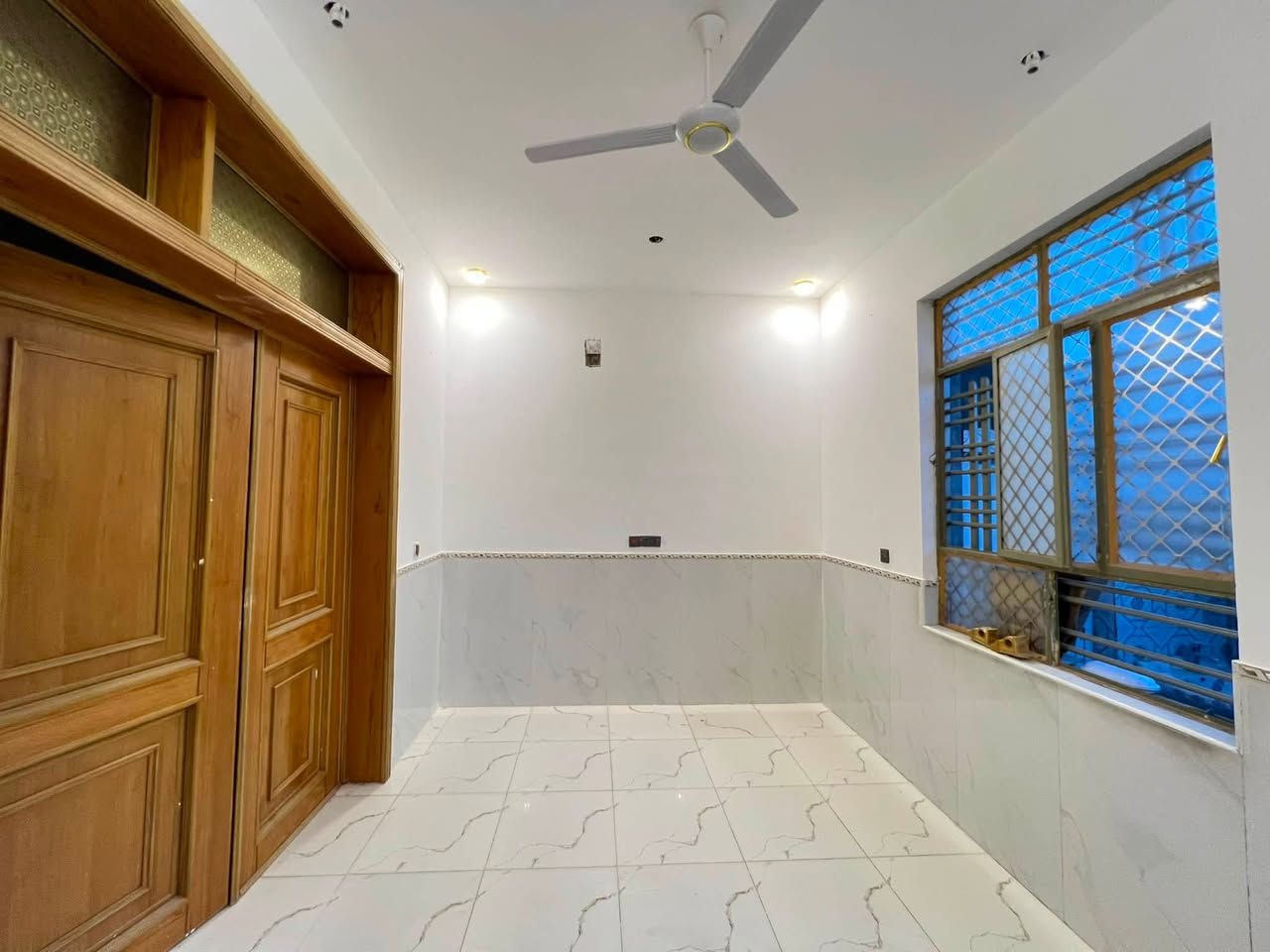 🏡 دار للبيع في حي النفط الزراعي (جهة البانزين خانة)
                         أعلان رقم (210)
#المساحة: 100 متر.
#التصميم: طابقين (الأول مسلح، الثاني عكادة).
#التفاصيل: غرفتين، 2 صالة، استقبال، مطبخ، ومجمعات صحية.

💬 لمعرفة السعر: علق بكلمة (الخبير) وسيتم الرد عليك فوراً.

📍 العنوان: مكتب الخبير - السماوة - حي الصدر - تقاطع النادي الرياضي - مجاور مطعم كباب الخليج.
📞 للإستفسار: أ. محمد سالم ***********
