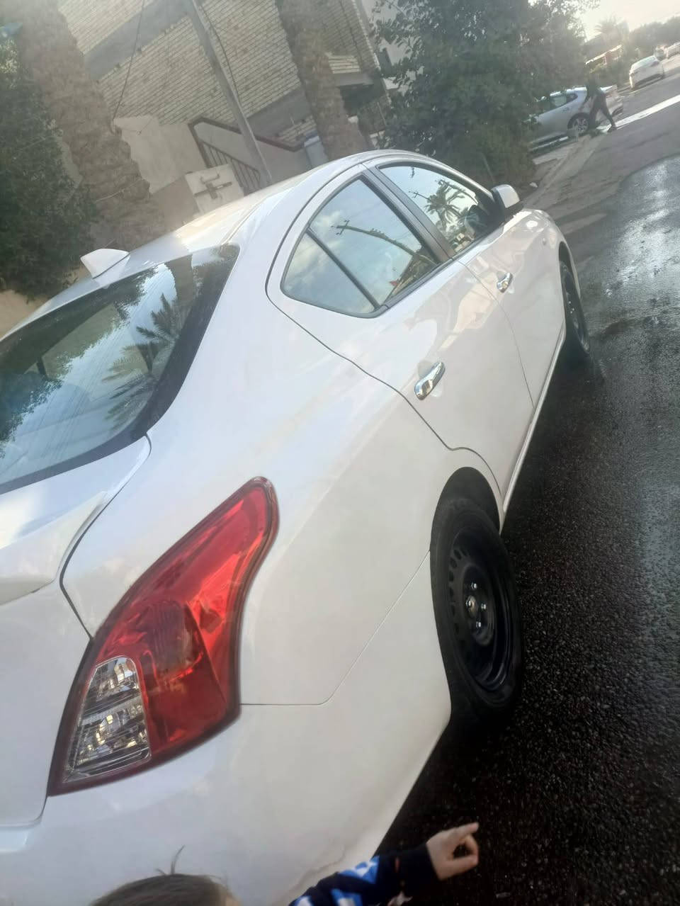 نيسان سني هندي موديل 24 رقم اربيل نضيفة كلش كير و مكينة وصدر كفالة السيارة بدون صبغ بيها بارد بل جنطةاستخدام شخصي السيارة  والسونار مالها موجود السعر 120 وبيها مجال قليل مكاني بغداد حي العامل ***********
