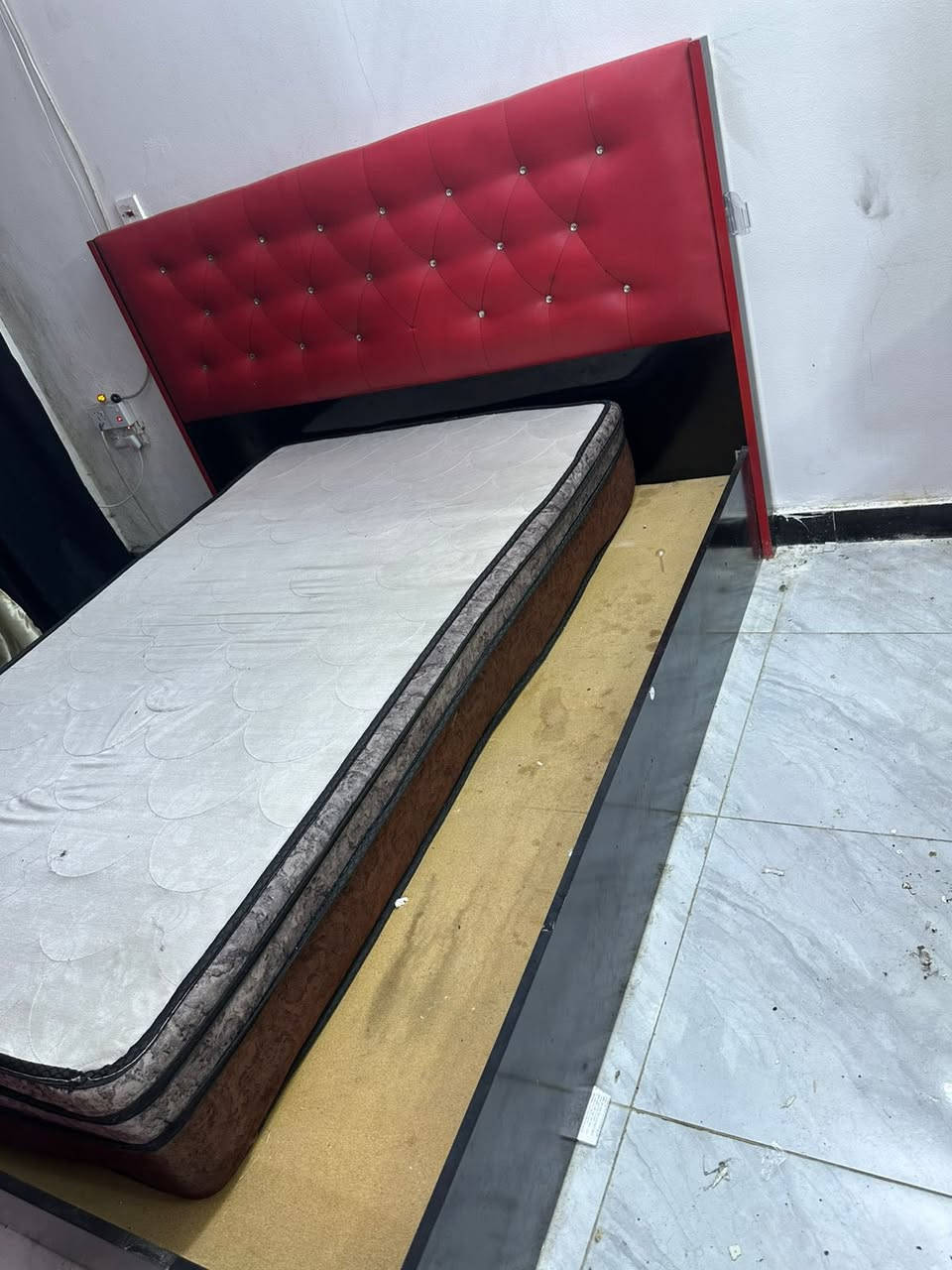 غرفه الحمره ٢٠٠ مكانه عامريه 
التخم ٨ مقاعد ٨٥٠ مكانه غزاليه
