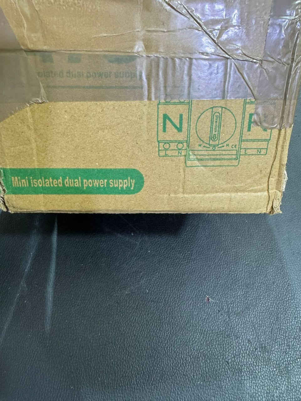 الجهاز هو مفتاح تحويل تلقائي (ATS)
من نوع EAATS-E-PC. 
الوظيفة: يقوم بالتبديل التلقائي لمصدر الطاقة من المصدر الرئيسي (مثل الشبكة العامة) إلى مصدر احتياطي (مثل المولد) عند انقطاع التيار. 
التيار المقنن: 125 أمبير (125A). 
جهد التشغيل: 400 فولت (Ue 400V). 
طريقة التشغيل: يمكن ضبطه على الوضع التلقائي (Auto) للتبديل الذاتي، أو الوضع اليدوي (Manual) للتحكم فيه يدويًا. 
اي استفسار خاص 
قطعة امزون


**إذا كنت صاحب هذا الإعلان وتريد حذفه لأي سبب، رجاءا أرسل رسالة إلى الدعم الفني**