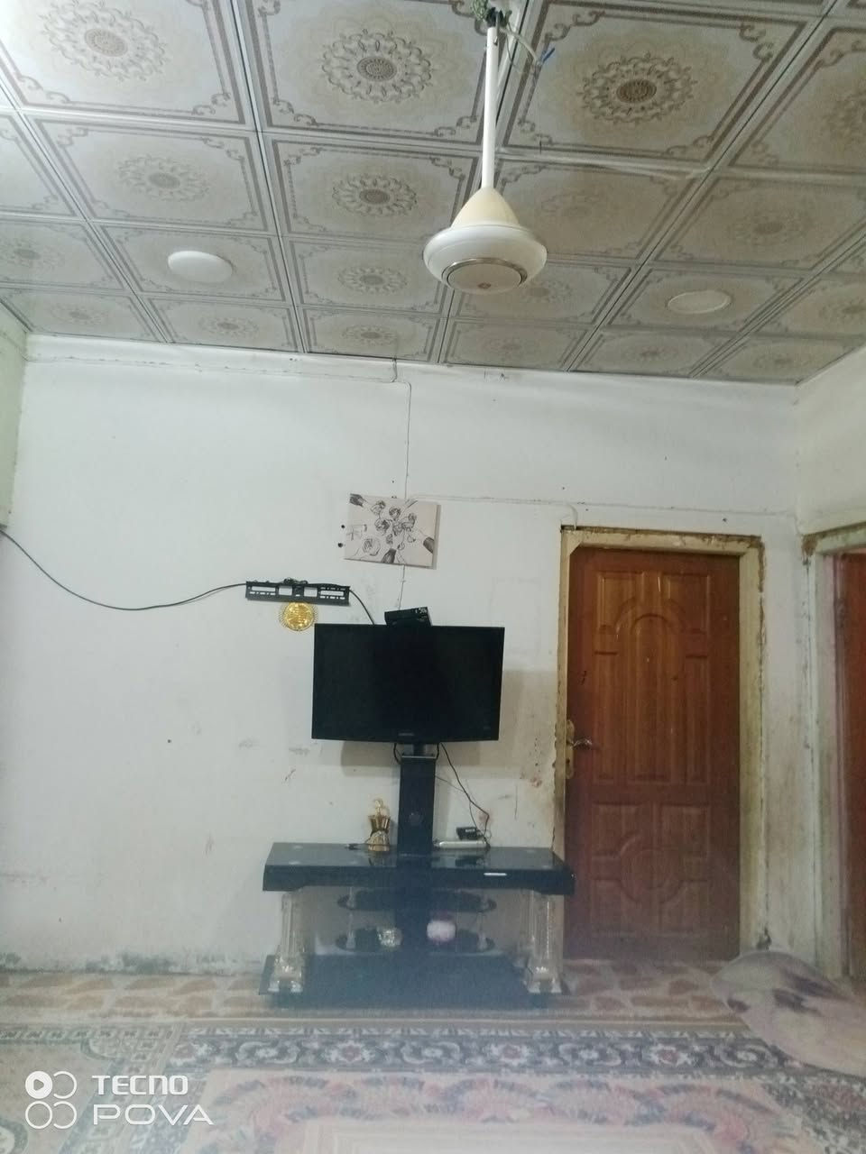 السلام عليكم بيت للبيع مساحه البيت 130 م يتكون البيت من غرفه وصاله ومطبخ وحمامات وبراني طارمه كبيره متوفر كافه الخدمات ماي مقرنص كهرباء المكان السكك بيع البيت فقط بس مكاتبه سعر 24 بي مجال الاستفسار رقم الهاتف بي واتساب ***********
