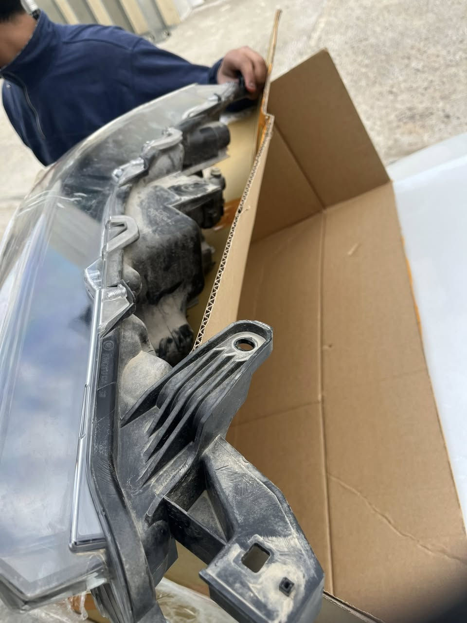 السلام عليكم مازدة كورلا كروس 2025 جهة اليمين للبيع قاعدة مكفولة نقص جامة الامامية مكسورة 
فقط تخليلها جامة والعدسات 
للبيع قيم بما يرضي الله 
مكانها بغداد كمب سارة 
*********** عمر
