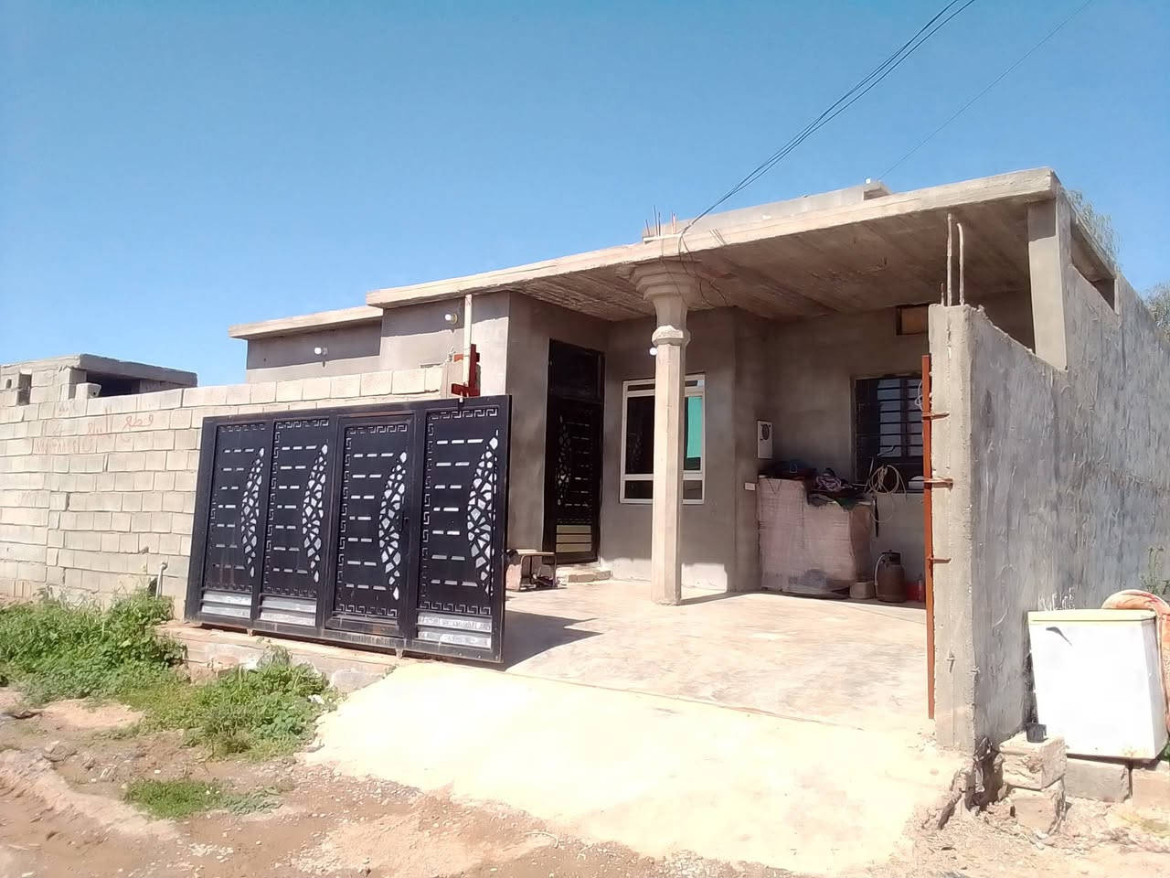 سلام عليكم بيت للبيع
الموقع نجم الجحيش نهايت فرع الجامع 
مساحه القطعه 200 متر مساحت البناء 180 غرفتين نوم ربعه جبير و هول و مطبخ و مجمع زغير و صحيات خارجيه و داخليه البيت بناء جديد خدمات ماء و كهرباء واصل كامل نقص بس لبخ من داخل و ستاره خدمات كامله 
للاستفسار الاتصال على الرقم ***********
