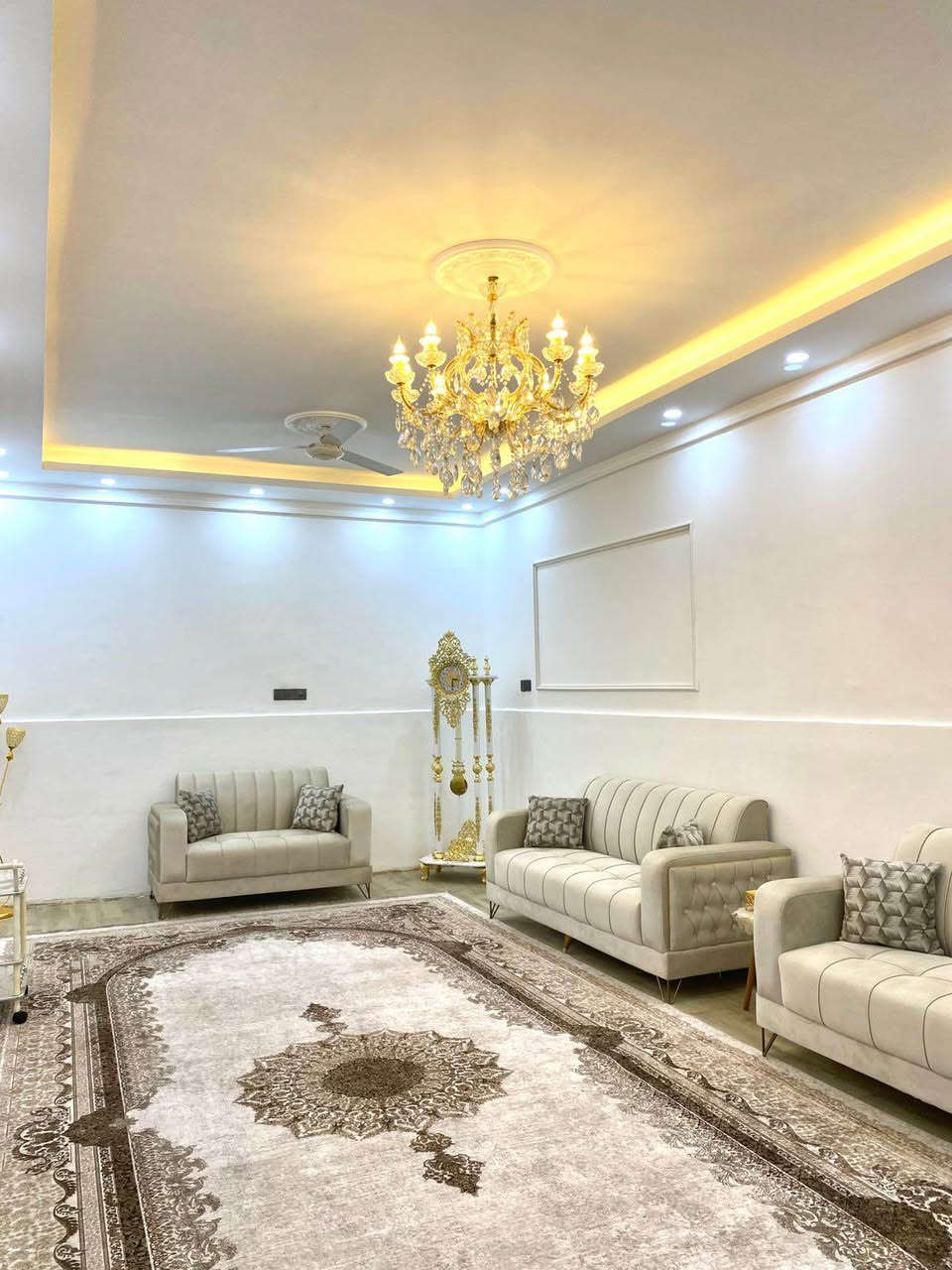 بيت طابقين  للبيع  في البصره  الامن الداخلي المنطقه الجديده قريب جدا جدا ع شارع القائد مساحه ٢٠٠ م طابقين يتكون من 5 غرف نوم و ديوانية كبيره جدا و حمام و تواليت عدد 3 مطبخ حار و بارد كراج سياره درج دائري صاله كبيره عدد 2   البيت كله سقوف جبس بورد وانارة حديثة السعر ٢٨٥ مليون الاتصال *********** البصرة, العراق
