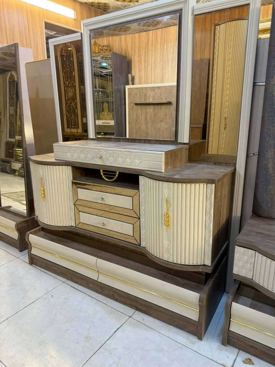 ✨ غرفة تركية   مودرن أصلي✨
🚪 نظام أبواب
 9قطع
جام مضلل 
  بروفايل فاخر
سرير مخزن عملي  ضهر بلوك
 قماش وتر بروف أصلي سعر 900
✨ نظافة 95💯
🚚 شد ونقل مجاني داخل بغداد
 توصيل للمحافظات بأسعار رمزية


**إذا كنت صاحب هذا الإعلان وتريد حذفه لأي سبب، رجاءا أرسل رسالة إلى الدعم الفني**