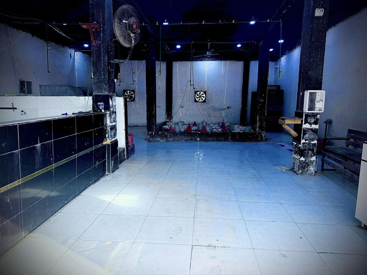 سلام عليكم مجمع لبيع والله خير من الله بس انه عندي مجمع ثاني ماكدر اتفرغله كامل جاهز إيجاره مناسب 
ومشروط الشغل اكعد وشوف بعينك 
مكان الفداء شارع أبو لبنان  ناهيت الشارع 
موقعه كلش حلو بين مجمعين غذائه ومخضر 
تفاصيل***********
