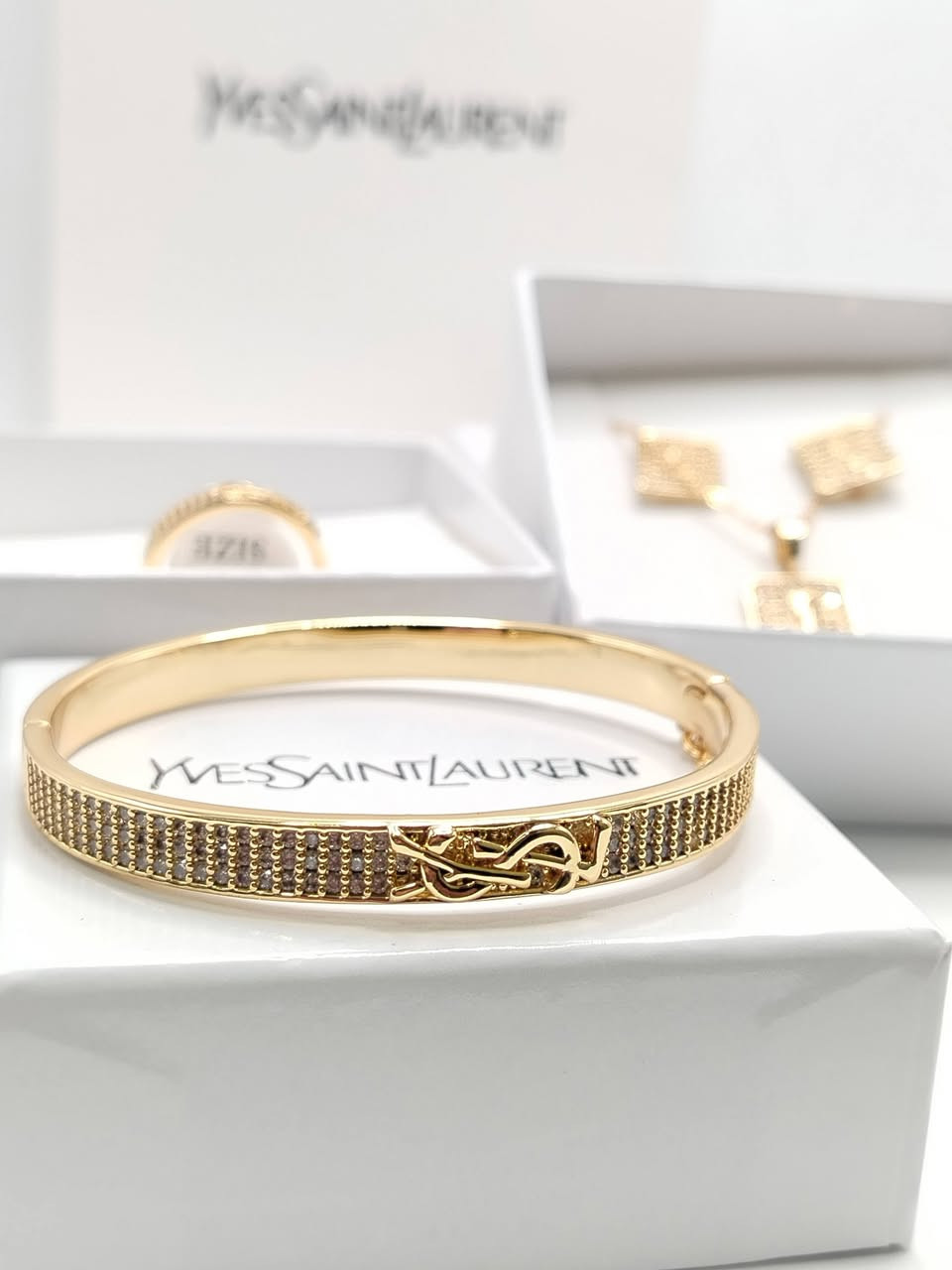 سيت ماركة سان لوران مختم طلاء مع الملحقات يوجد توصيل


**إذا كنت صاحب هذا الإعلان وتريد حذفه لأي سبب، رجاءا أرسل رسالة إلى الدعم الفني**