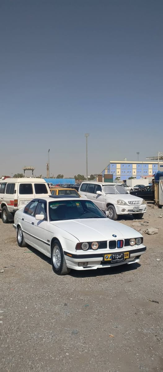 Bmw525 موديل 92ئارمي پلاستيك سليماني مه كينه كه پس گيرتو ما تيك چوار جام كا ره با 6كه له ئاوينه گوي به رخ ويلو تايه ي مشه به ك لوك بيمه سروفه بيته قه و ره قه يه  سعري  ژ.م*********** 32مه عمه له كالار, السليمانية
