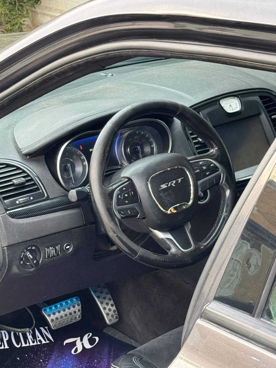 السلام عليكم أدوات
أوباما موديل ٢٠١٩ .  
سياره SRT أصل ... 
فول فول فول موصفات الاخير 
مكينه كير حداديه تايرات كفاله 
سياره حته الحجر صالنصه بيها ..
كولها ابلاديه شرط برغي ممفتوح بيها بجم عريض احلى من صور سياره السعر ٧٥ وبيها مجال قليل 
شراي يتصل ..***********
العنوان بغداد
