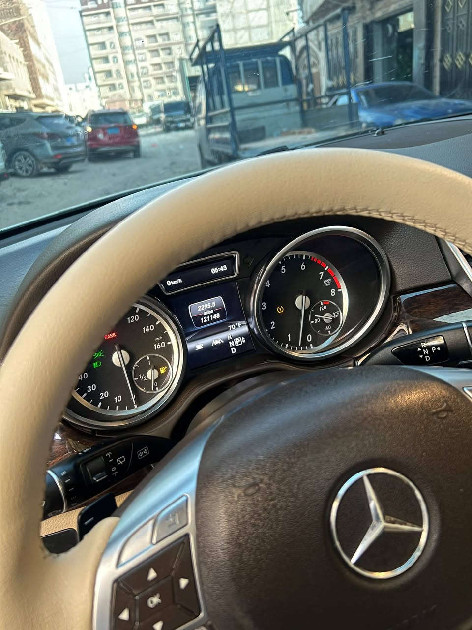 للبيع: مرسيدس ML350 موديل 2013 - قوة القوة
من برابورس كارز

ماشاء الله تبارك الرحمن 
وحش ألماني نظيف يلمع، كأنه وكالة 👑

المواصفات:
• الموديل: مرسيدس بنز ML350 موديل 2013 • اللون: لؤلؤي ملكي • الداخلية: جلد بيج نظيف مع فتحة سقف بانوراما • الممشى: 121,160 ميل فقط • المحرك: V6 جبار نظيف - افتح الكبوت وشوف بنفسك • الإضافات: فل كامل، شاشة، تحكم دركسون، دبل، عتبات جانبية، كاميرا، حساسات 
الفحص:
السيارة نظيفة بدي ومحركات على الشرط. منوة المستخدم وراعي الفخامة.

السعر:
10,000 دولار فقط - سعر عرطة للجادين 

الموقع:
صنعاء - شارع تعز - جولة دار سلم - خلف البنك التجاري
من برابورس كارز

للتواصل:
دق على المعلم خالد 773885877 وهو يخلصها لك على طول.

الجاد ما يحتاج يفكر كثير، سيارات المرسيدس النظيفة ما تطول بالسوق. 
اتصل الآن والمعاينة خير برهان


**إذا كنت صاحب هذا الإعلان وتريد حذفه لأي سبب، رجاءا أرسل رسالة إلى الدعم الفني**