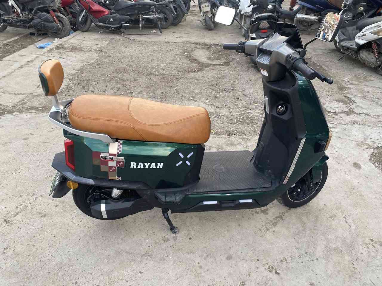 سلام عليكم (للبيع فقط) 
دراجة شحن ريان صارلها شهرين نضافتها 95‎%‎ 
المواصفات والتفاصيل 
1: بصمة 
2:نضام APS 
3:سستم الايت كله LED
4:حساس بريك 
5: نضام سرقة وقفل ستيرن 
6:شحن سريع ويدوم وقت طويل 
7:ثلاث نمر سرعة 
8:كشن جلد عسلي مع تجوة ظهر
9:صندوق تخزين مساحة كبيرة 
10: بطاريات ليثيوم 
11:بريك دسك 
12:دبل إشارة
العنوان الشعب شارع عدن 
للاستفسار *********** متواجد واتساب 
السعر 750 الف وبيها مجال قليل
