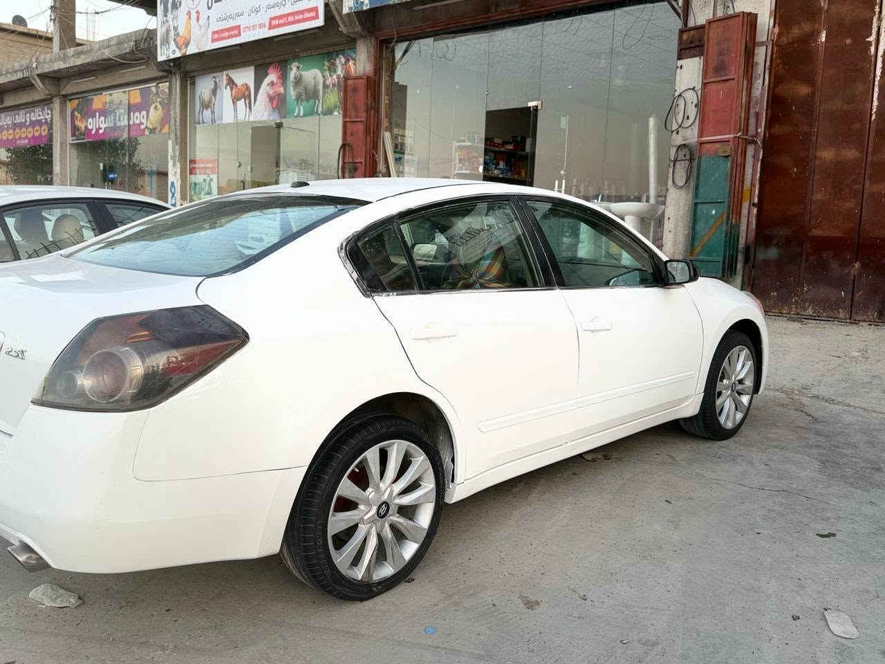 سەرەتا بەناوی خوای گەورە 
نیسان ئاڵتیما 2012 تەکسیە کراوەتەوە خسوسی
بەصمە گێڕ عادی
سەنەوی 30تازەیە 
هەزەی تازەیە 
بەس ڕەقەم وەرگردنەوەی ماوە
سەیارەکە ماڵی دۆستە دینار مەسروفی تیانیە 
پێش و دوای چرکەی تیانیە
تاقمی ویلی ئەزێرا و تاقمێ تایەی باش
گێڕ و مەکینە گلاجو عەینە سفر بەشەرتی فیتەر
 تەبرید لەسەر سویچ بەشەرت
هەرچی شلە مەنی لەسەیارەکەیابێت گۆڕاوە
دوای دەعمی هەیە پیشێ قرچؽکی زۆر خەفی فی هەیە
هەموشتی نوسراوە جوان بیخوێنەوە بەدڵت بو لەخزمەتام یان نامەبنؽرە یان تەلەفون کە 
*********** شربازهير, السليمانية
