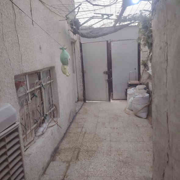 سلام عليكم  بيت 100 متر طابق وربع  شارع ملعب الكوفه  30 وبي مجال مكتب سلام شبلاوي  ***********
