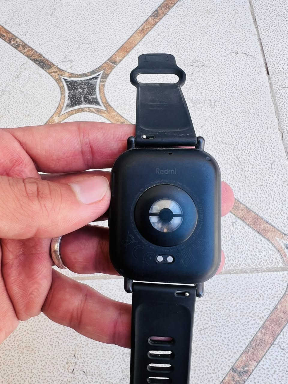 ساعه شاومي ريدمي واتش 5 آكتيف الذكية. 
تتميز بشاشة LCD ملونة مقاس 2.0 بوصة. 
تدعم إجراء واستقبال المكالمات عبر البلوتوث بفضل الميكروفونات ومكبر الصوت المدمجين. 
توفر أكثر من 140 وضعًا رياضيًا وتتبعًا للصحة مثل معدل ضربات القلب والأكسجين في الدم. 
تتميز ببطارية تدوم حتى 18 يومًا في الاستخدام العادي. مع كيبل شحن
مقاومة للماء بتصنيف 5ATM، مما يعني أنها تتحمل السباحة.
استخدام قليل السعر 55 وبيها مجال وخادمكم


**إذا كنت صاحب هذا الإعلان وتريد حذفه لأي سبب، رجاءا أرسل رسالة إلى الدعم الفني**